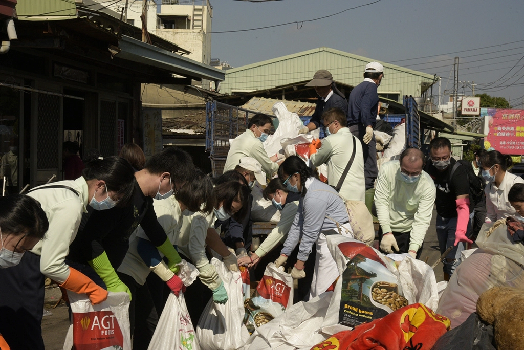 斗六慈濟醫院院長簡瑞騰在12月22日冬至這天，帶領近50位院內同仁、眷屬，為一戶慈濟照顧戶打掃，在大家一個上午的合心協力下，原本臭氣衝天、堆滿雜物恢復整潔，讓一家人能歡喜迎新年。