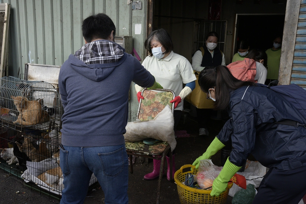屋主年邁、喪偶，以撿拾資源回收物謀生，因家人不擅整理，屋中堆滿雜物，環境髒亂不堪，加上飼養數十隻貓咪，環境中充斥一股惡臭味，十分不適合居住。