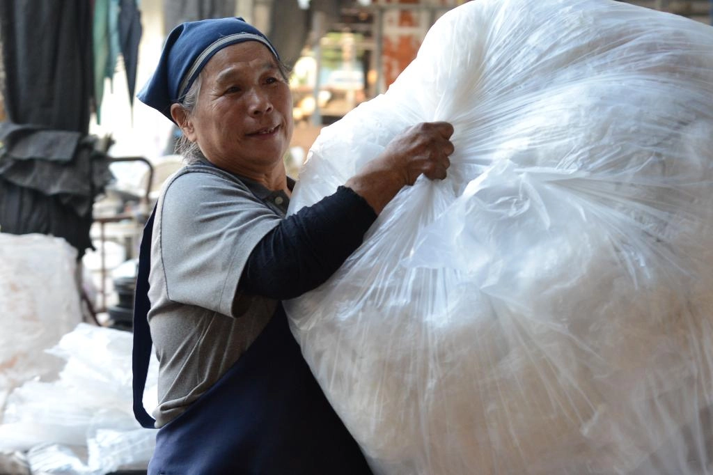 高雄市大寮區有位慈濟環保志工莊秀琴，因為住家附近就有一處慈濟的環保站據點，因此經常把握空閒時間，沉浸在做環保的歡喜過程。