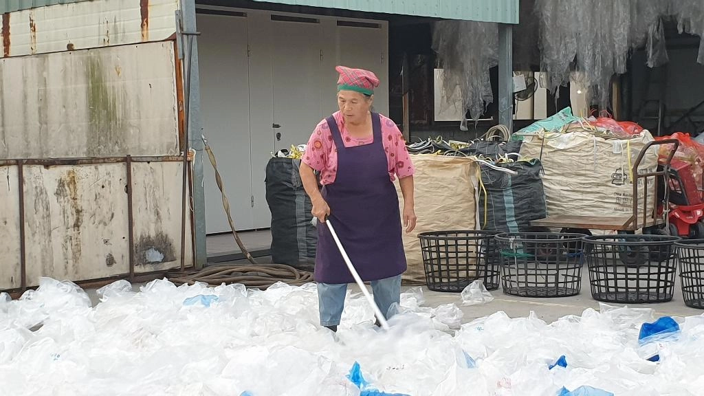 「只要一天沒有來環保站，就覺得渾身不對勁！」。住在環保站附近的莊秀琴，數年如一日，善用時間勤做環保，享受自在的清淨人生。