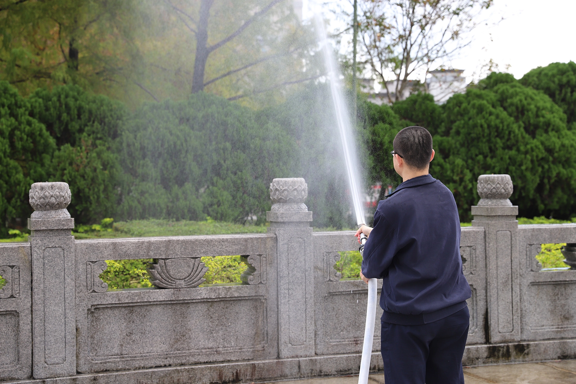 防災宣導講習結束之後，各班班長、副班長分組帶領組員，分別依序進行消防設備操作演練依分組輪站方式進行，圖為射水滅火站實務操作。