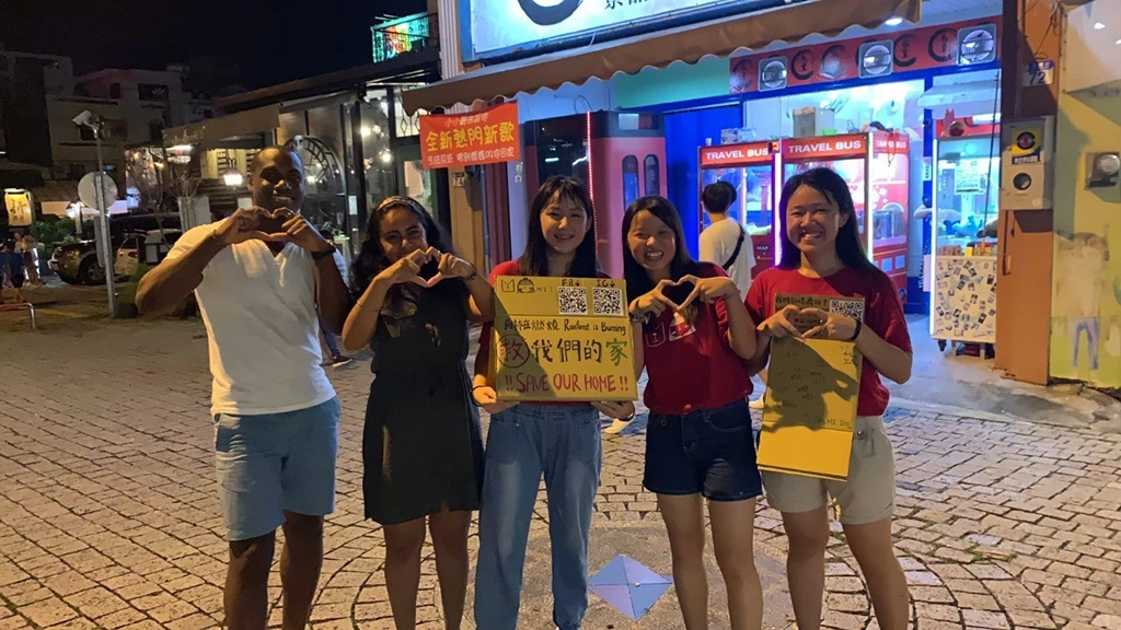 M.I.T走上街頭，透過舞蹈快閃的方式吸引目光，並結合當期的時事──亞馬遜雨林燃燒議題，與更多人分享SDGs在日常實踐的方式與概念。