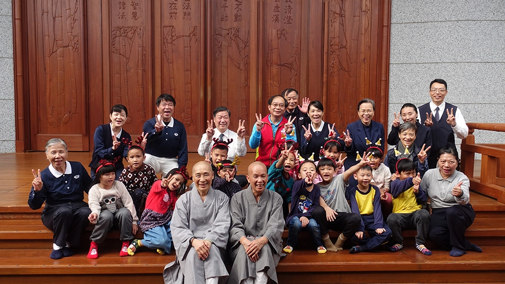 花蓮縣秀林鄉佳民國小13位低年級學生在游彥中校長帶領下，到鄰近的診所、派出所，以及靜思精舍報佳音。
