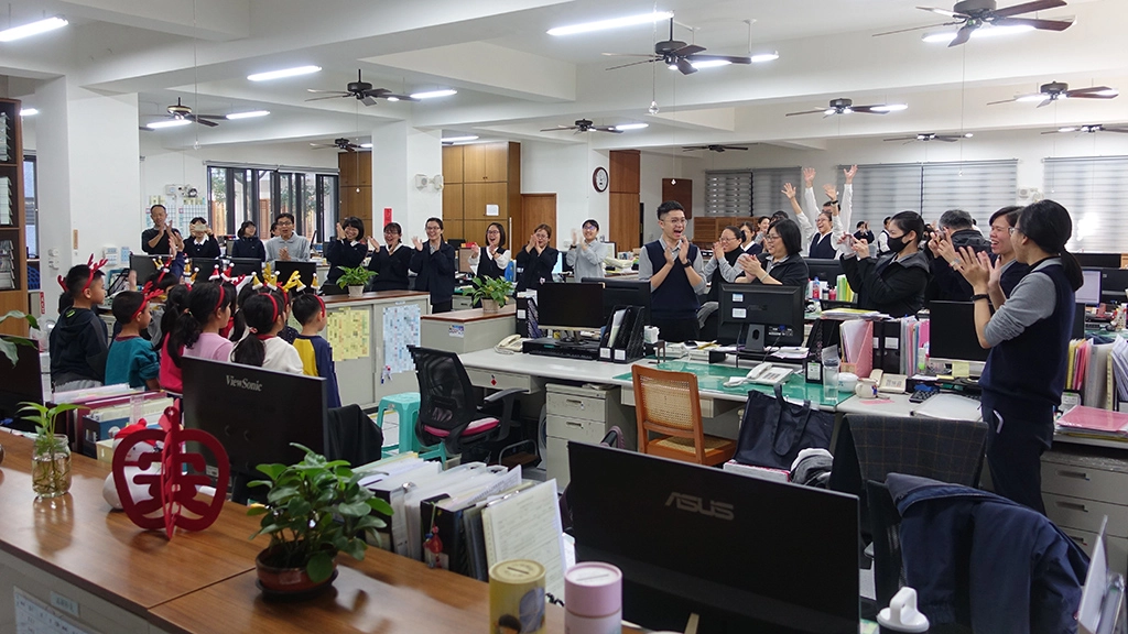 佳民國小學生12月24日在靜思精舍報佳音，慈濟職工熱烈給予掌聲。