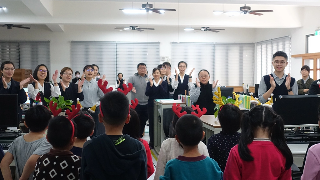 慈濟職工跟著學生一起拍手、歌唱。