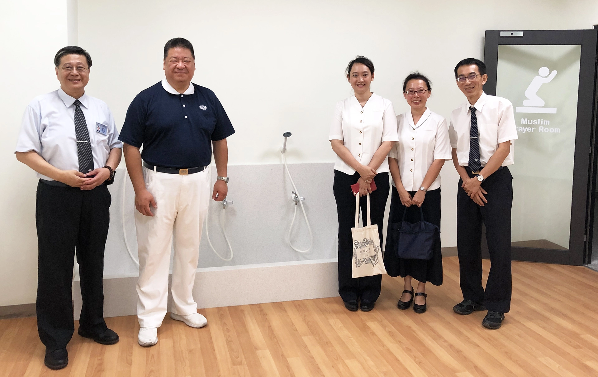 遠在土耳其協助難民的穆斯林慈濟志工胡光中（左二），也參與祈禱室規劃。