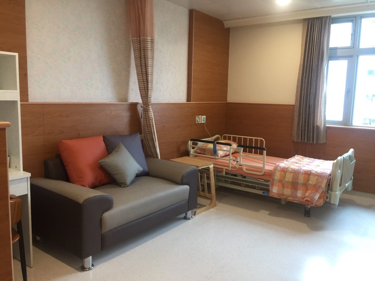 慈濟醫療法人設立可容納150床的住宿型長照機構，在「長期照顧服務法」施行後成為全國第一家住宿型長照機構。