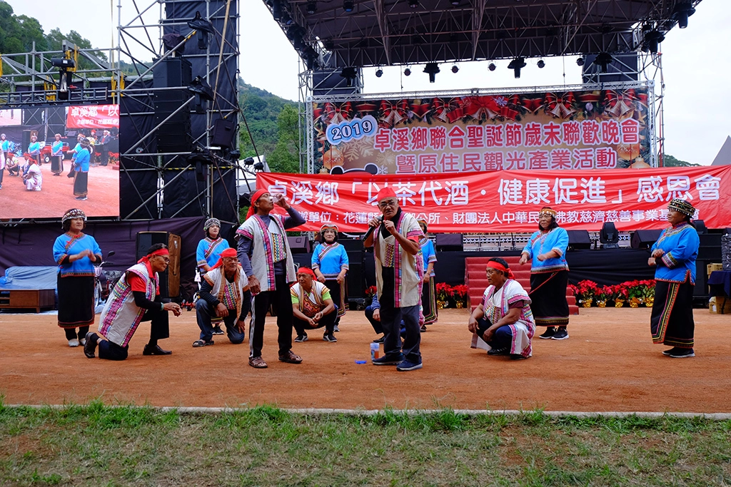 南安部落茶友會用布農族習俗的「報戰功」改編成宣導茶友績效，圖中鄉親飲茶用布農族語唱出戰功的喜悅。