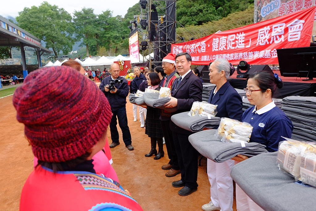 卓溪鄉長呂必賢與慈善志業發展處主任呂芳川與慈濟志工一同頒贈毛毯與香積麵給茶友會志工。