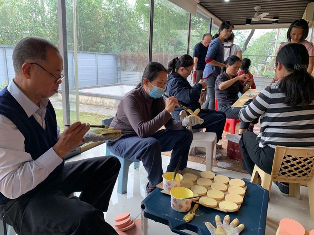 為了感謝終年守護鄉親的警察的付出，臺南歸仁地區慈濟志工發揮巧思，利用家具廠廢棄的木料，手工親做蝶谷巴特杯墊與警方結緣。