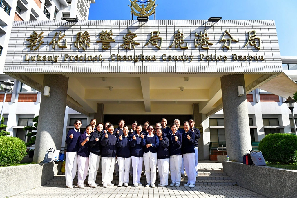 彰化鹿港慈濟志工每月例行前往鹿港分局量血壓、參與慶生會關懷警察健康。