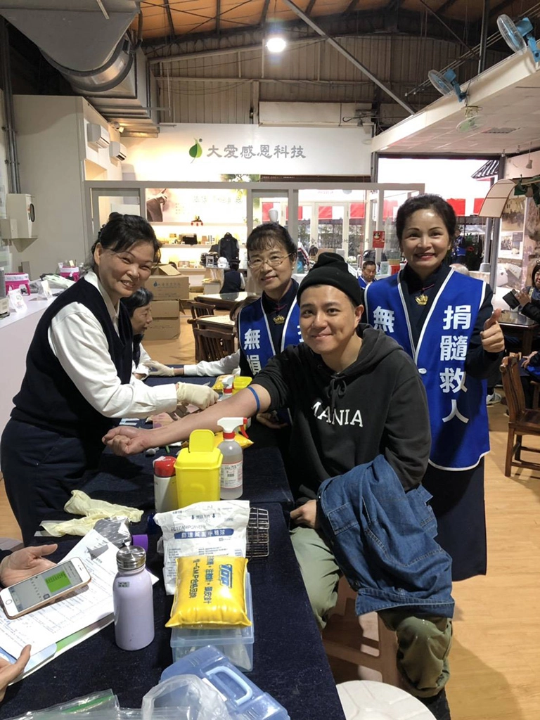 讓愛延續，朱頤的妹妹男友邱禹睿，12月29日特地來到慈濟內湖園區挽袖驗血，以行動希望帶動更多社會大眾響應。