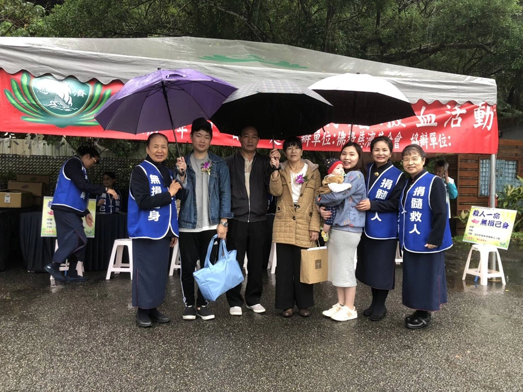 今年才相見歡重生又成功生子的受贈者鄭旭凱（左二）偕同全家來分享，他的妻子（右三）也當場建檔，希望有朝一日也能把「髓緣之愛」傳出去。