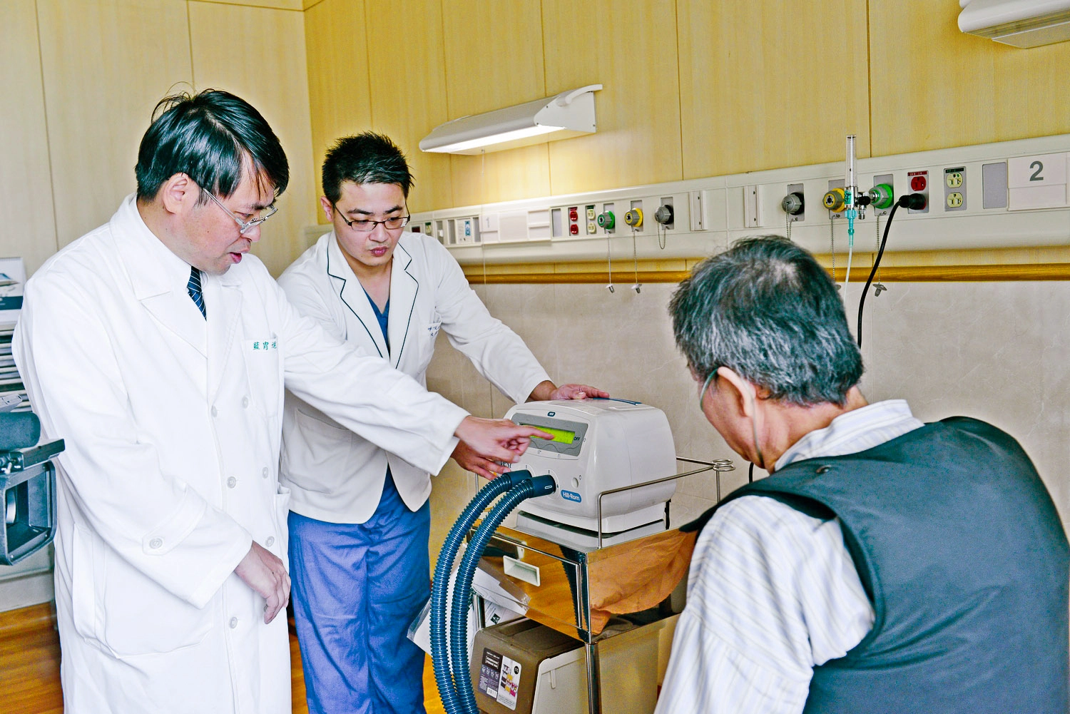 藍冑進主任指導病人使用拍痰背心。