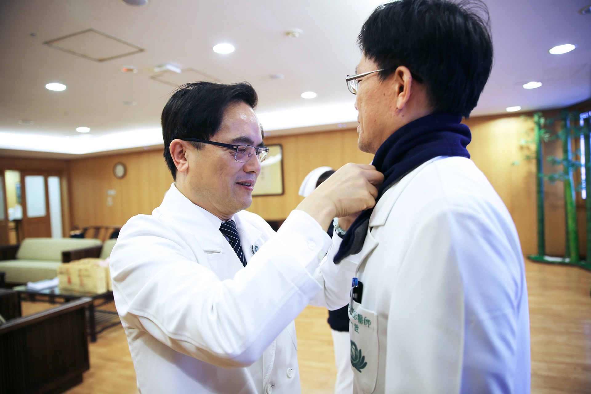 在合歡山醫療站，花蓮慈濟醫院林欣榮院長親手為院急診部內科陳坤詮主任及團隊圍上保暖圍巾