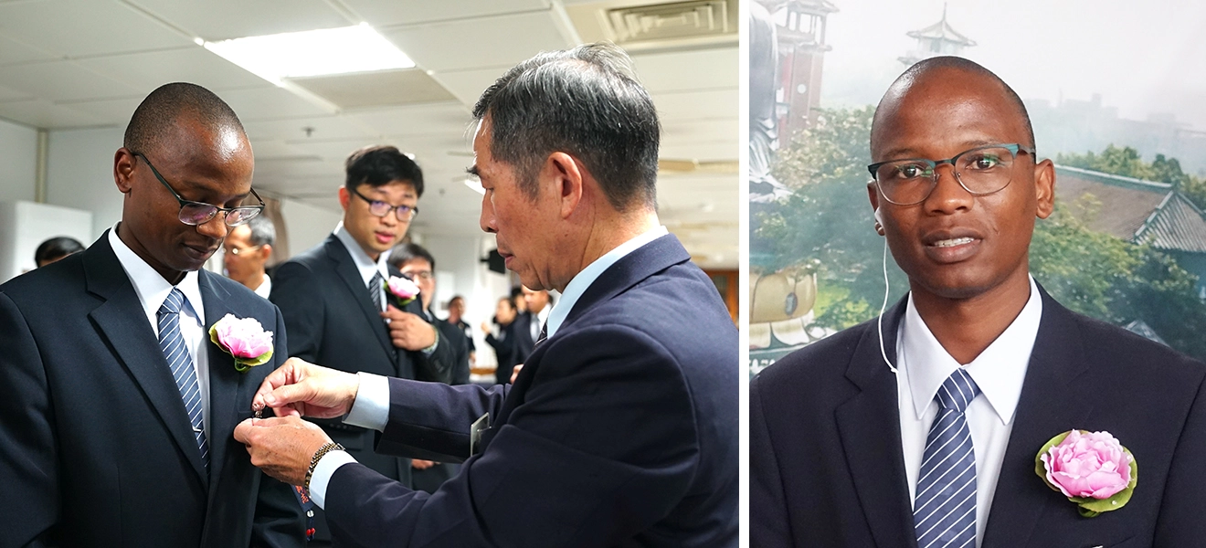 彰化靜思堂一群新受證的慈濟志工正獲得大家的祝福，隊伍中一位皮膚黝黑的年輕人特別顯眼。南非慈濟志工何寶，特別來到台灣，接受證嚴法師授證為慈濟志工！