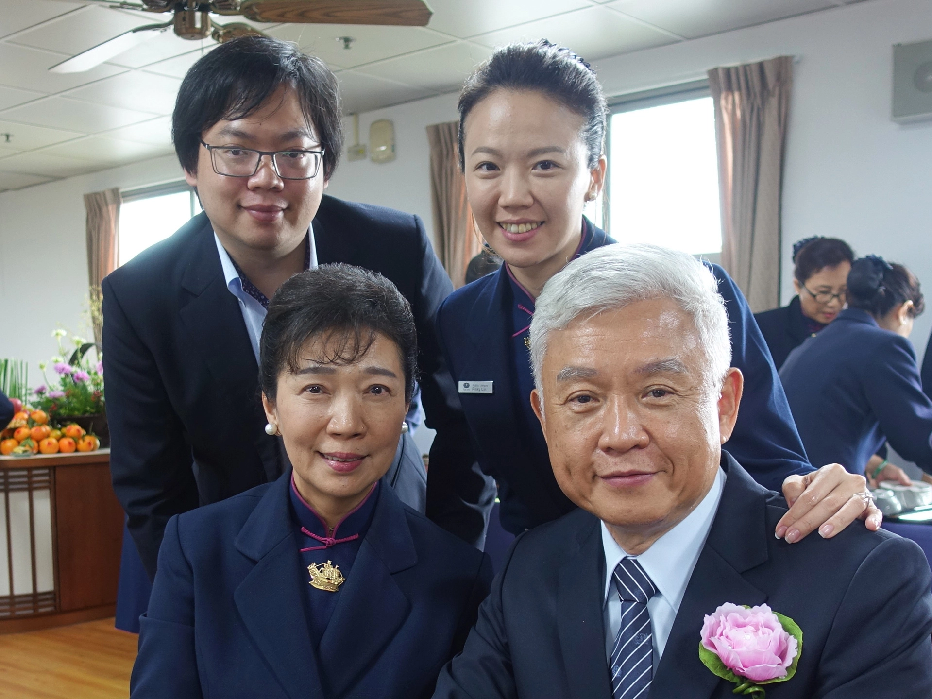 林本源家裡有四位慈濟志工，前排右起林本源、太太李阿利，後排右起女兒林宜琳、二兒子林偉權。(攝影：劉桂梅)