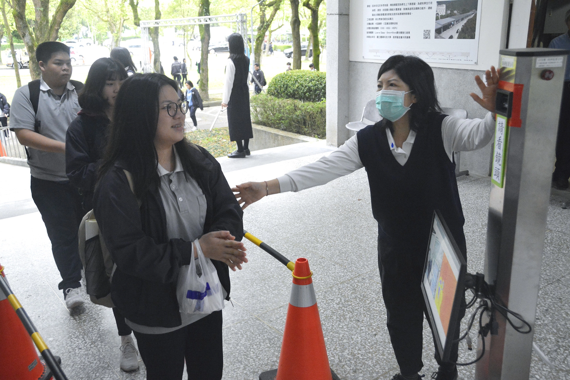 慈濟科技大學在出入口設置紅外線體溫感測器。