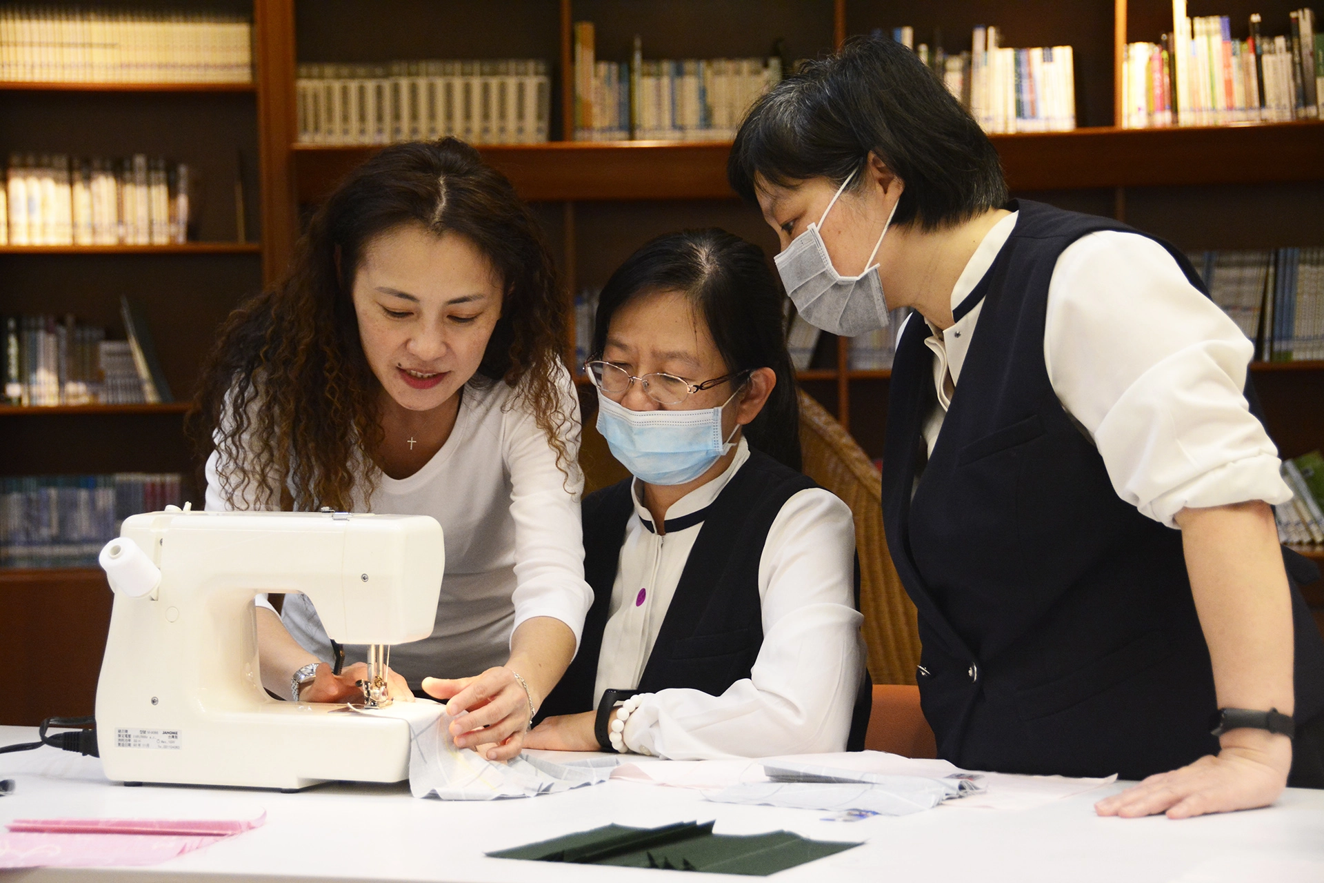 慈濟科技大學師長製作口罩套