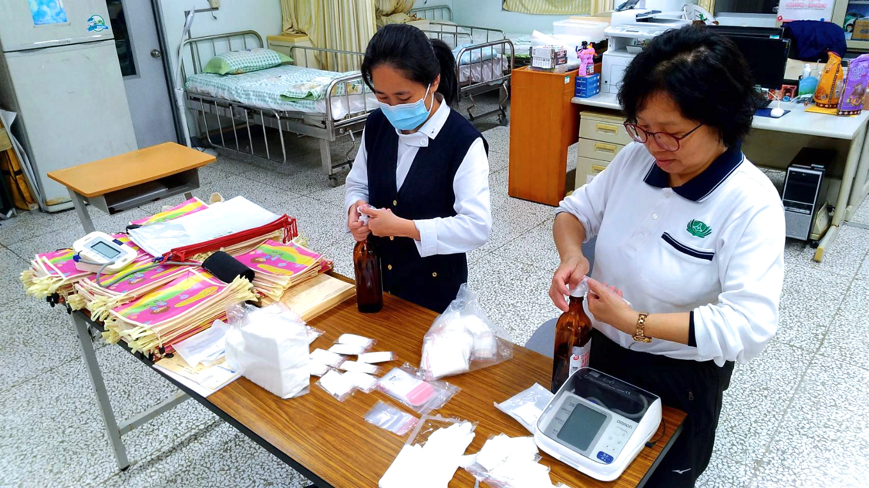 慈大附中校護自行製作酒精棉擦。