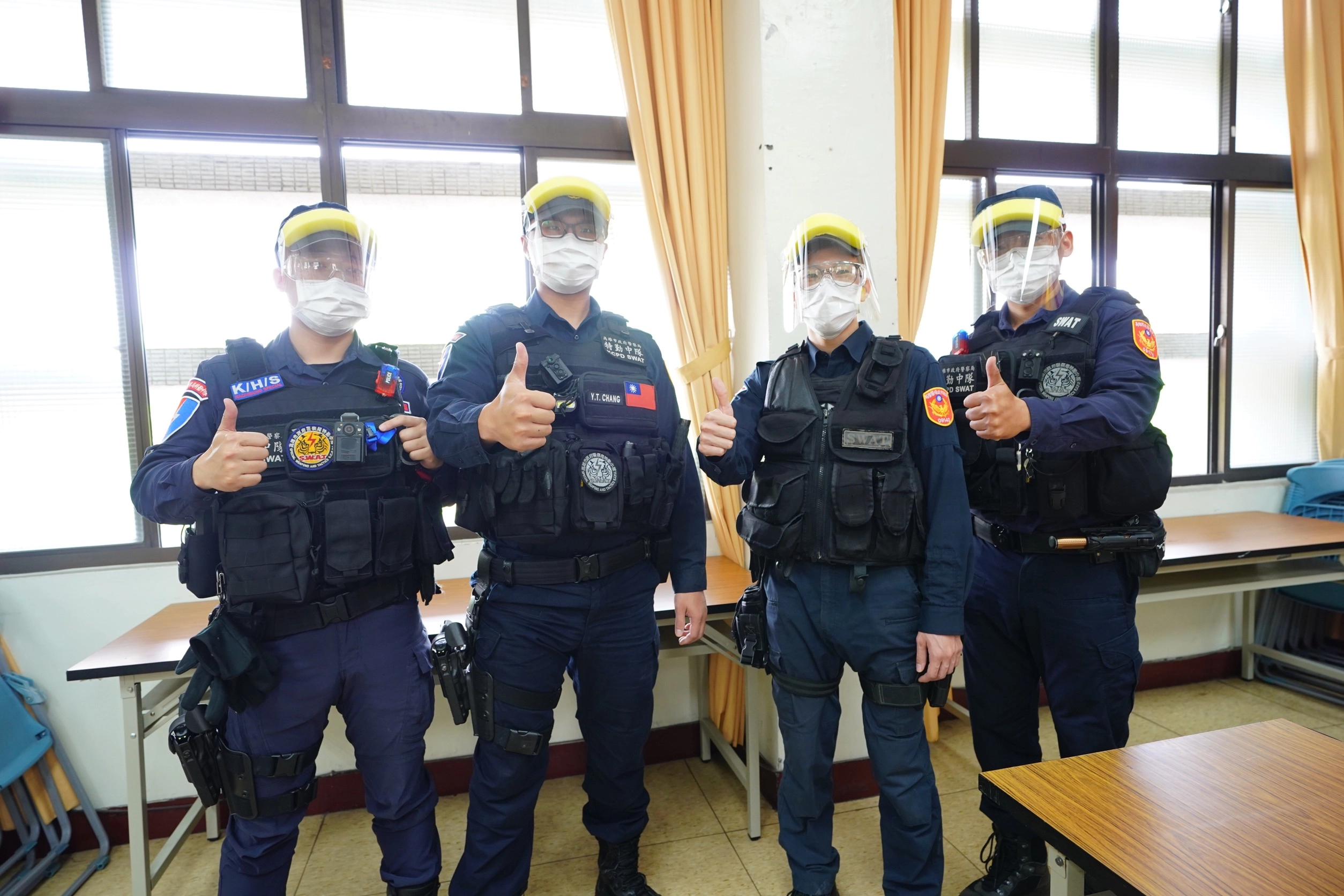 現場員警當場試戴後，感覺非常實用且輕巧，對於慈濟志工用心製作的這款防疫面罩讚譽有加。