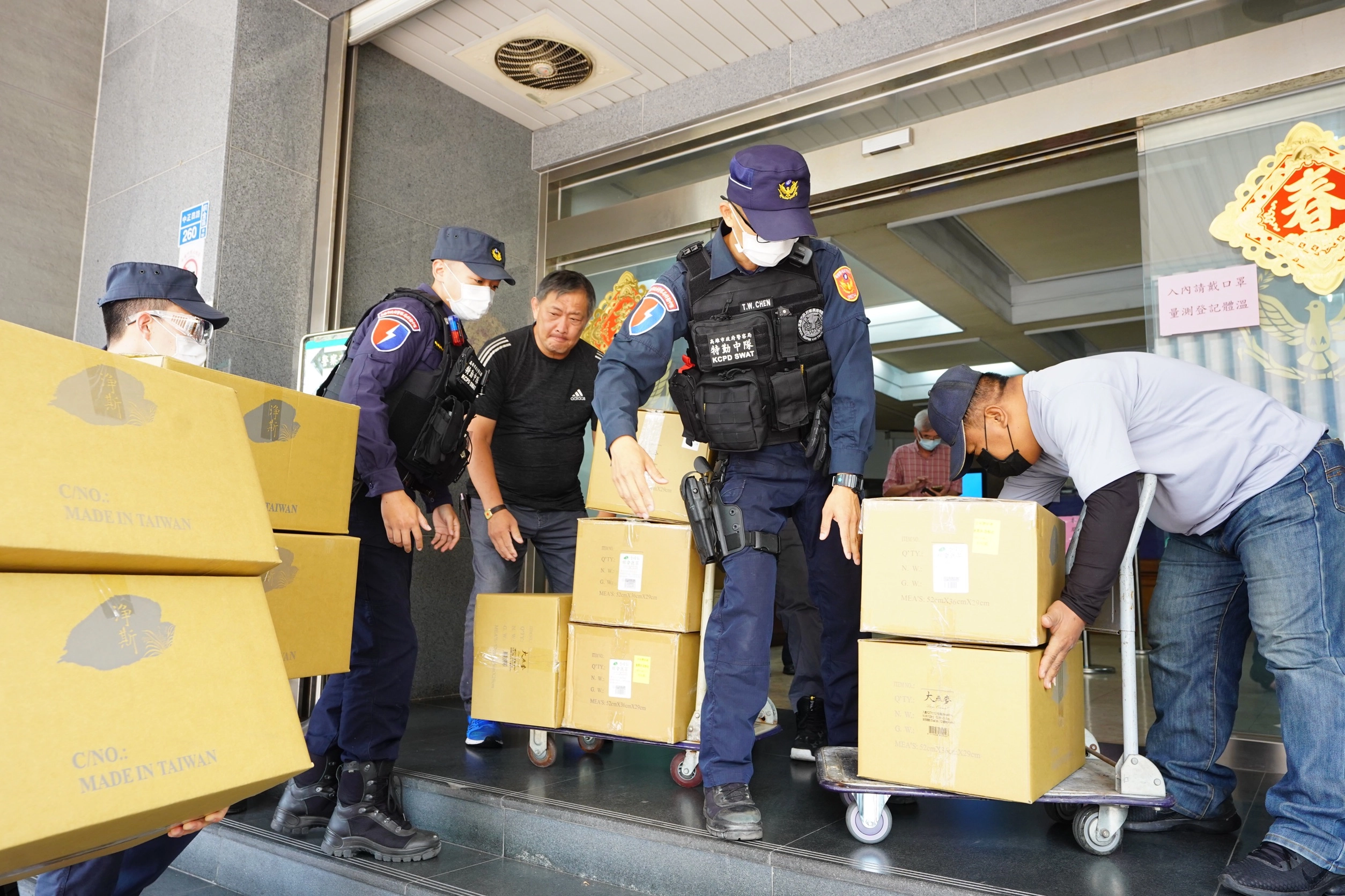 鑑於警方第一線人員在執勤上亦有其需求，慈濟高雄分會特別提供一千份防護面罩，送到高雄市警局提供給第一線執勤員警使用。