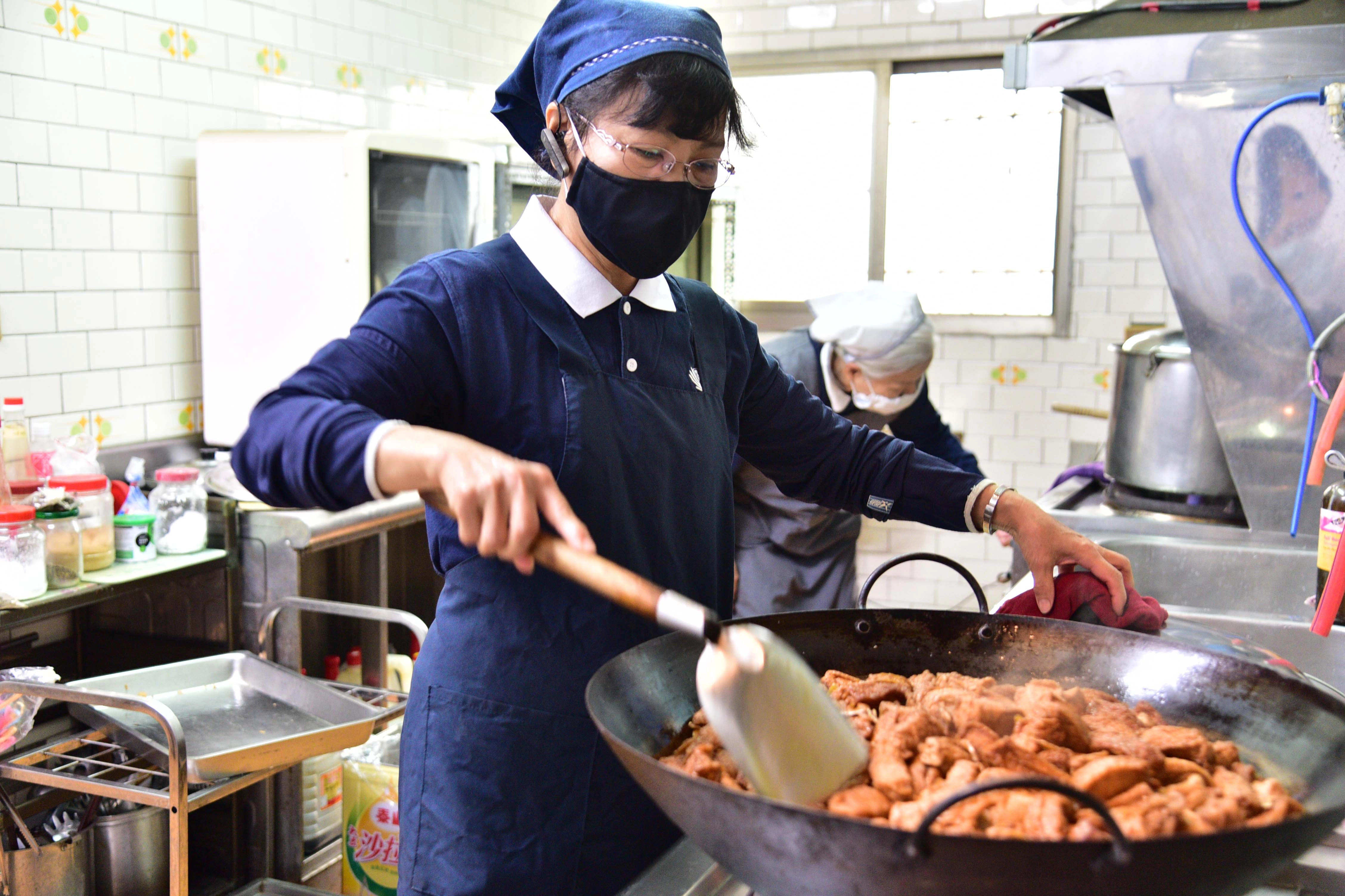 香積幹事賴惠玲除了準備慈院的200個便當，還有其他香積任務，曾一度忐忑，但還是把責任承擔起來。