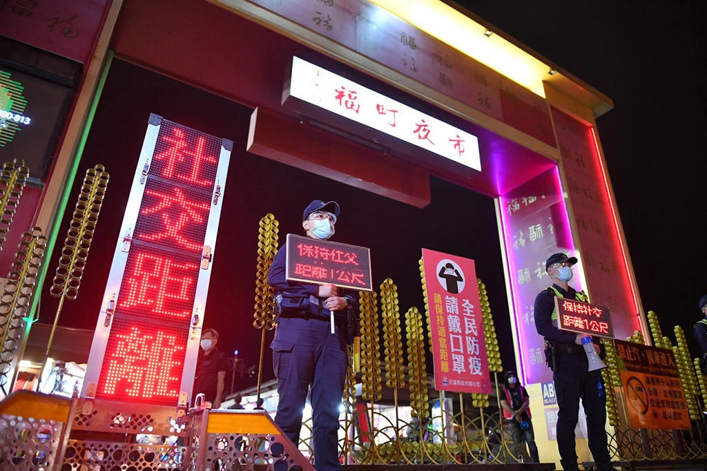 花蓮縣警察局為了迎接今年清明連假帶來的大量人潮，加派警力於境內各交通易打結路段以及主要道路等人車密集處進行疏導及管制。