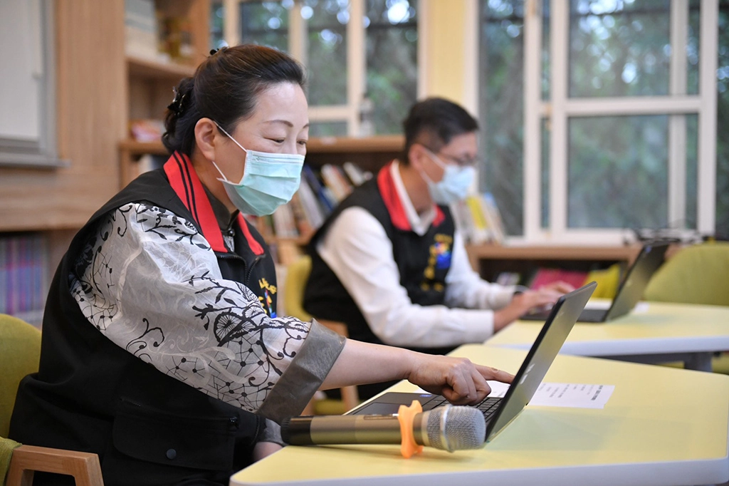 徐榛蔚指出，花蓮縣平時運用親師生平台，辦理遠距教學具有豐富經驗，縣府教育處已備妥因應防疫期間的教學措施，今日透過舉辦遠距教學實際演練，讓學生家長安心。