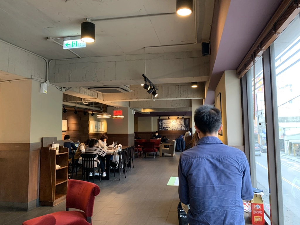 連假後應更小心！保持社交距離，避免出入擁擠場所。