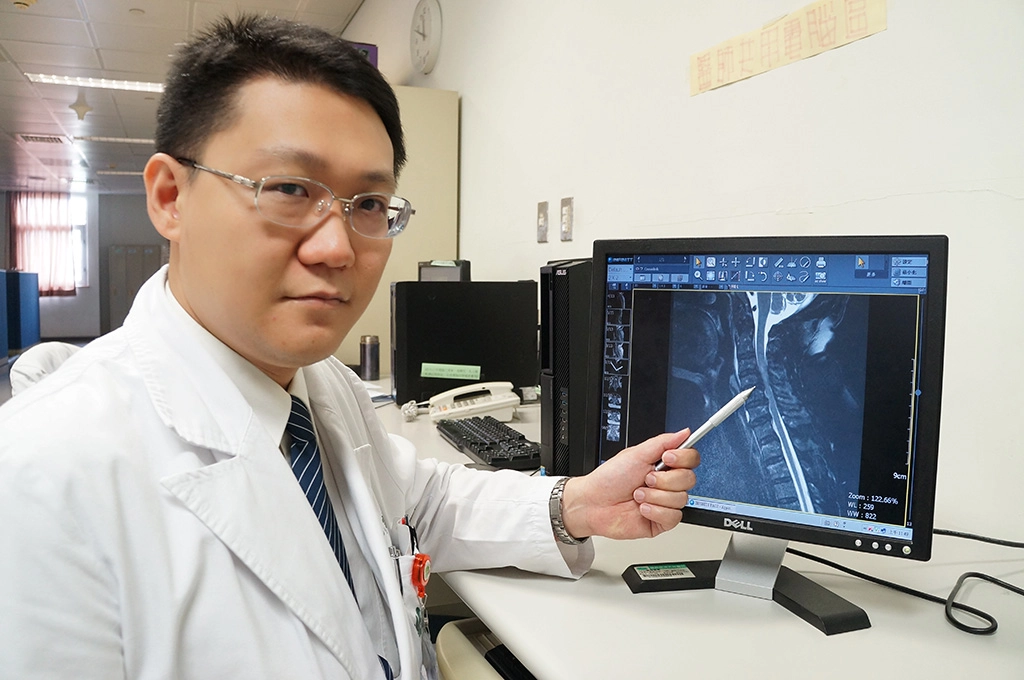 老婦跌倒送醫 頸椎椎間盤突出合併四肢癱瘓