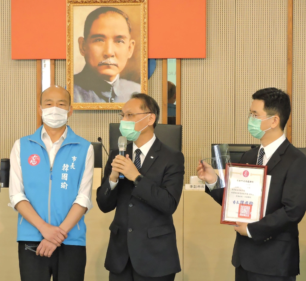 4月7日上午，高雄市長韓國瑜代表市府及全體高雄市民，特地於每周召開一次、市府各局處首長人員在場的市政會議上，公開向慈濟致感謝狀。