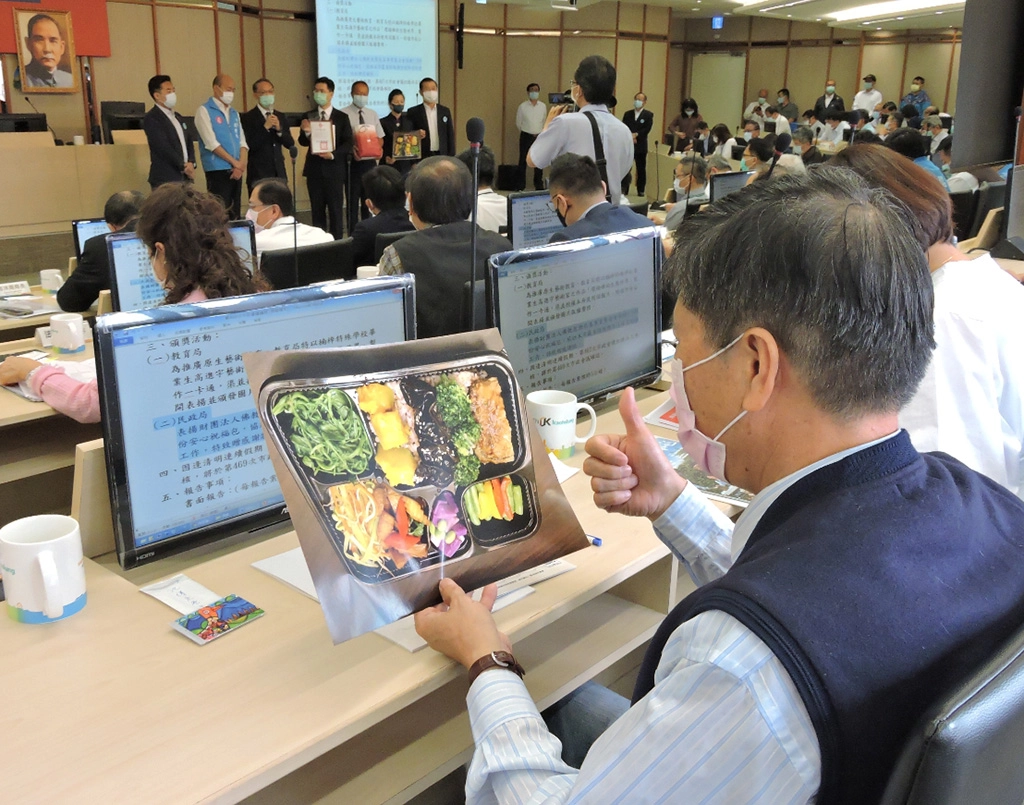 近期以來慈濟人加強與公部門、醫療院所、學校社區等緊密互動，志工把握機會與因緣推動「健康蔬食、防疫保健」的飲食防疫行動。