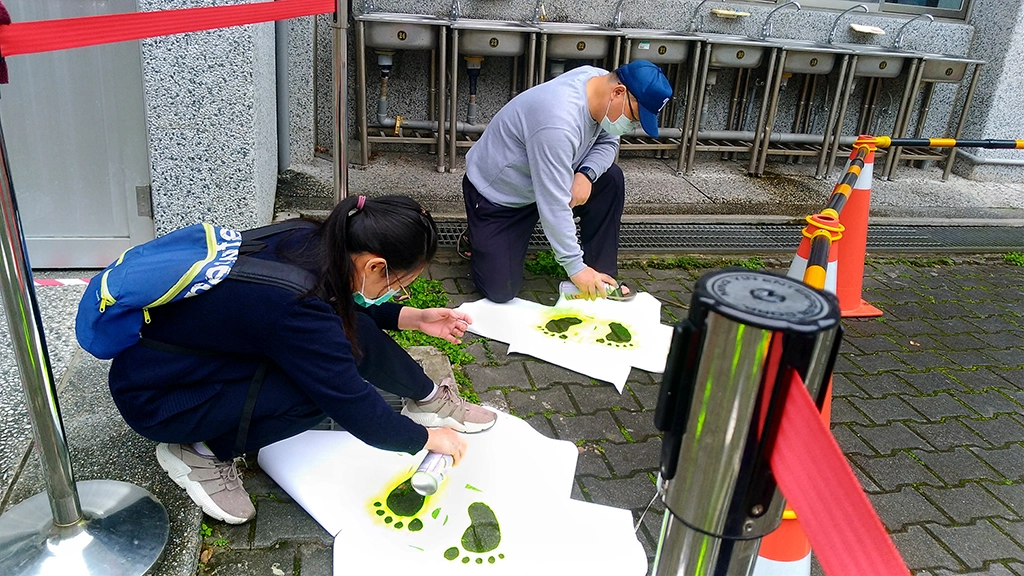 連假期間，總務處同仁利用兩天時間進行全校性消毒，盤點、補充防疫物資，與保健中心校護一同完成妙膳廳取餐安全距離的腳丫標誌，讓學生更加清楚防疫措施。
