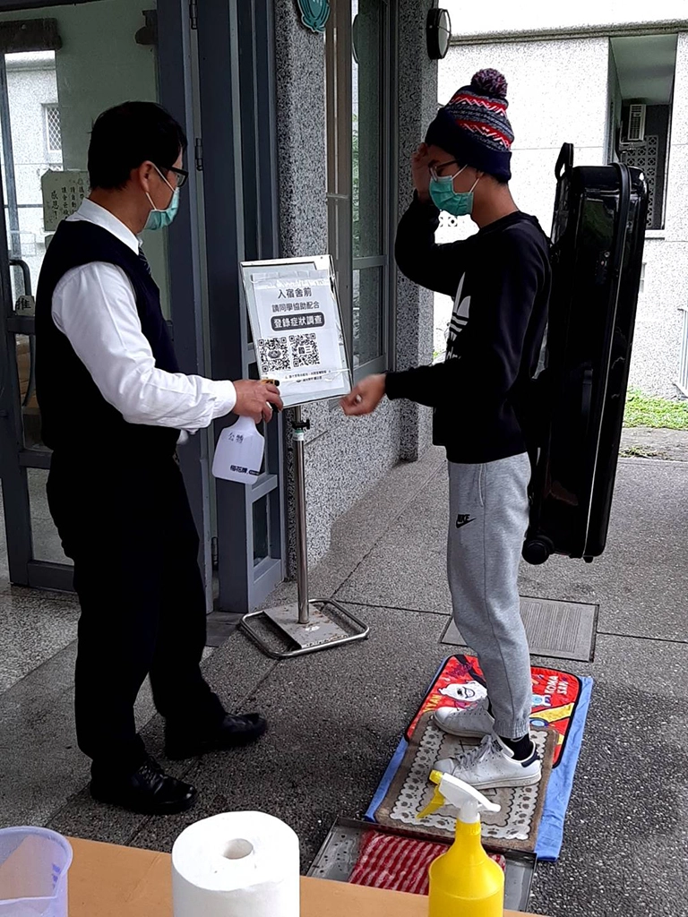 慈中以高規格防疫且超前佈署，讓家長們感到非常安心，也積極配合學校相關防疫措施，並推動齋戒茹素，期待這波疫情早日趨緩，人人健康。