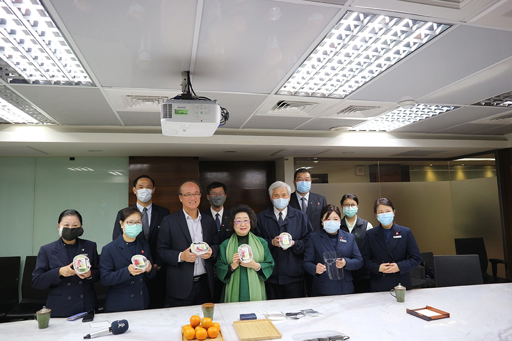 4月7日中午，慈濟教育志業執行長王本榮與慈濟志工帶著素餐盒及防疫物資前往教育部拜會，除了感恩教育部長官、同仁在各級學校防疫措施上的辛勤付出，也帶來大愛感恩科技防疫物資，協助教育部同仁提升防疫等級。