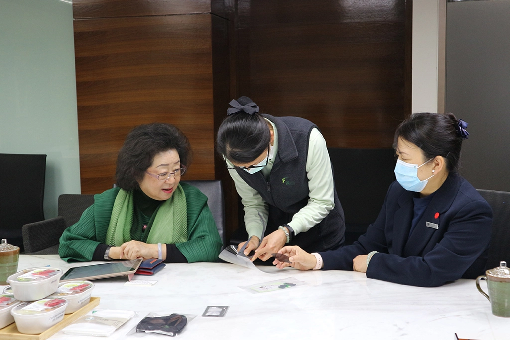 此次也準備了大愛感恩科技研發、生產的防疫物資，包含結合放大鏡的額溫貼片、防護面罩、可搭配濾片使用的口罩、泡綿式防護面罩等，現場由大愛感恩科技同仁為范政務次長進行示範如何使用，希望協助教育部同仁提升防疫等級。