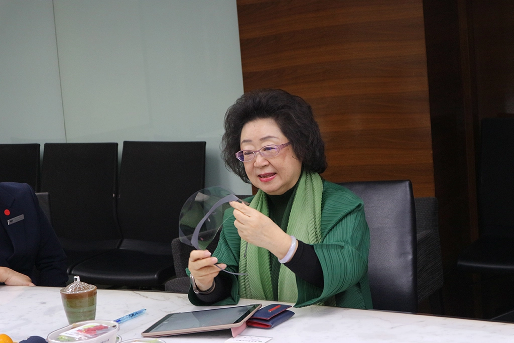 此次也準備了大愛感恩科技研發、生產的防疫物資，包含結合放大鏡的額溫貼片、防護面罩、可搭配濾片使用的口罩、泡綿式防護面罩等，現場由大愛感恩科技同仁為范政務次長進行示範如何使用，希望協助教育部同仁提升防疫等級。