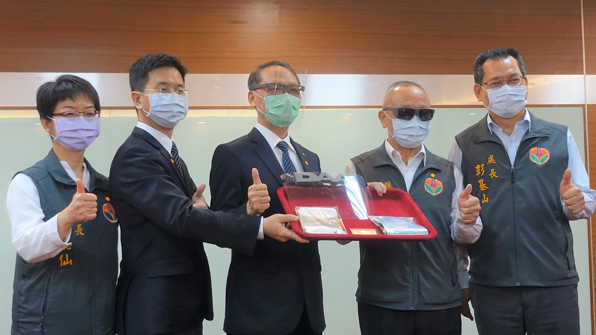慈濟捐贈縣府100多份防疫護具，感恩第一線防疫人員的辛苦。