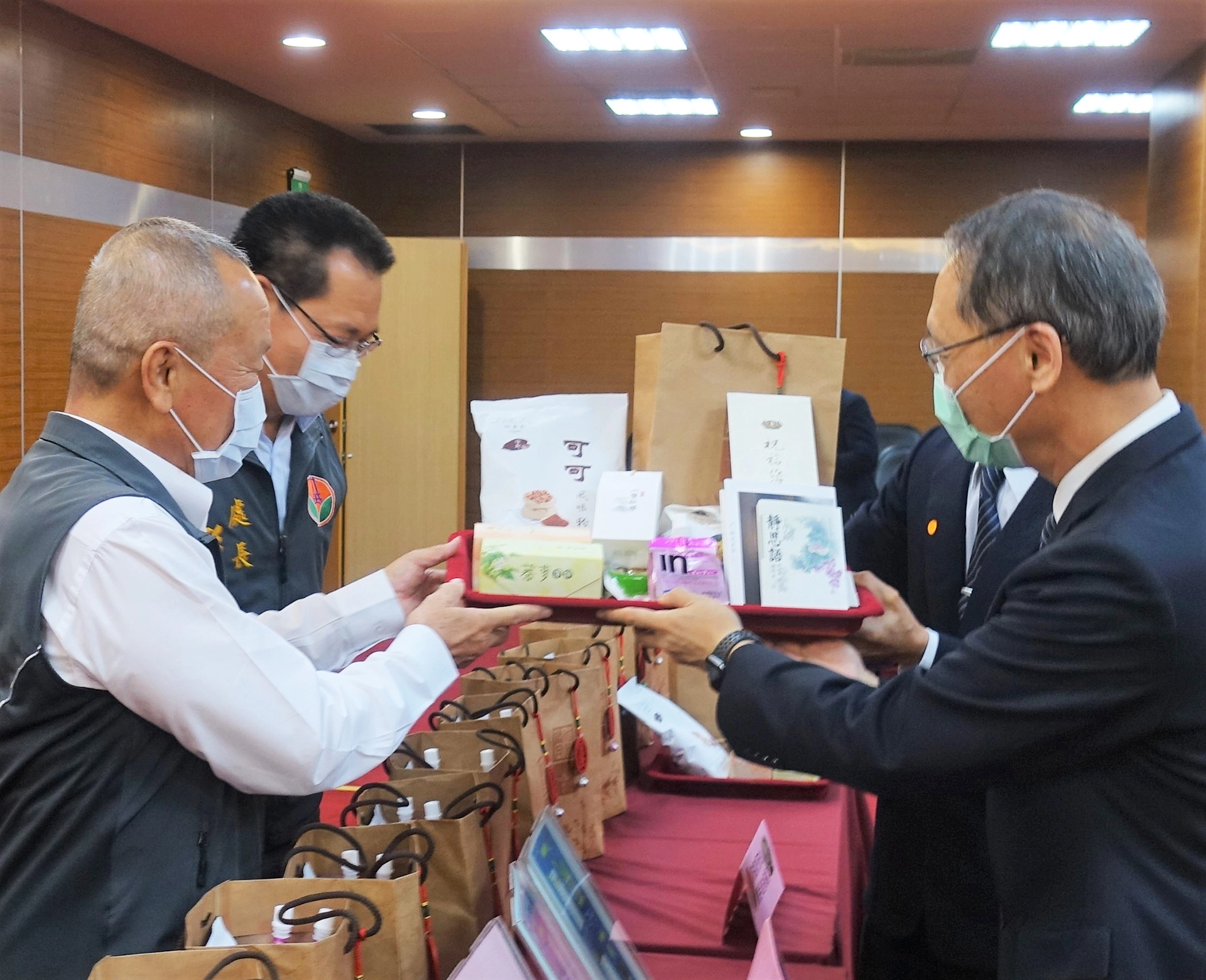 慈濟顏博文執行長(右)向徐耀昌縣長(左)介紹「安心祝福包」的品項，祝福大家都能早日回到正常的生活。