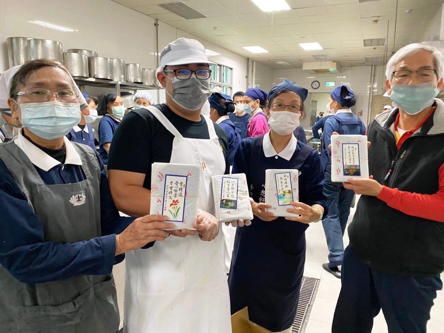慈濟志工蔡啟章更貼心準備200份防飛沫又可防水的防疫布製口罩套，和海巡弟兄結緣 。