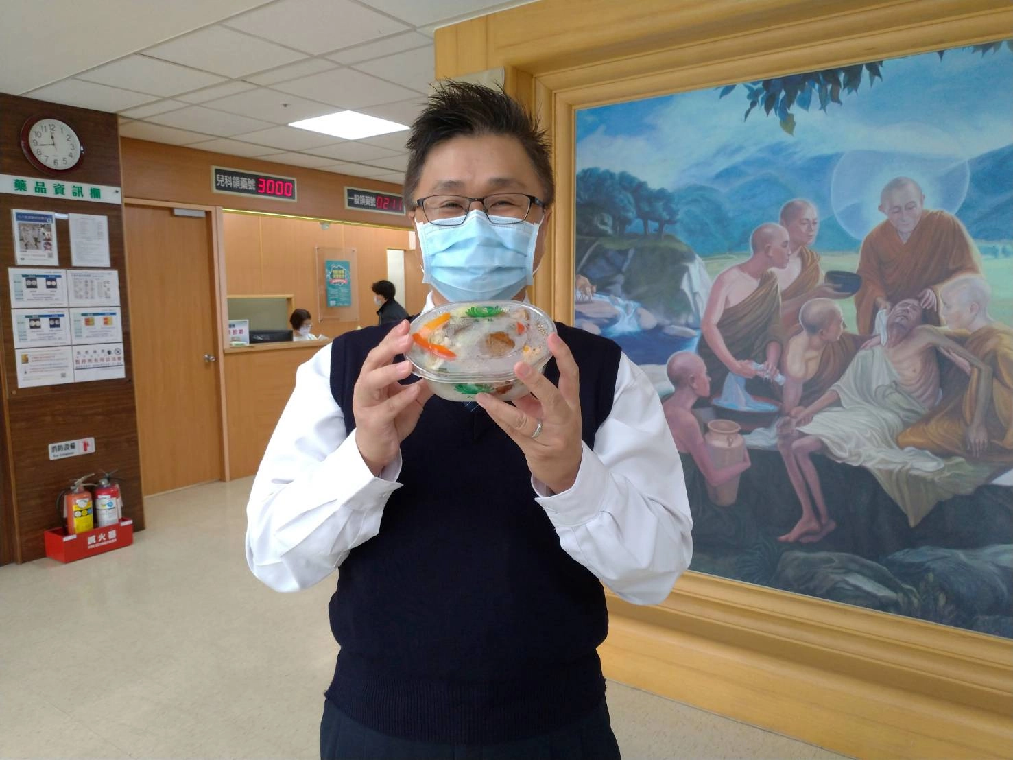 斗六慈濟醫院行政組長張立功，收到便當，更想念平時在醫院服務的醫療志工們。