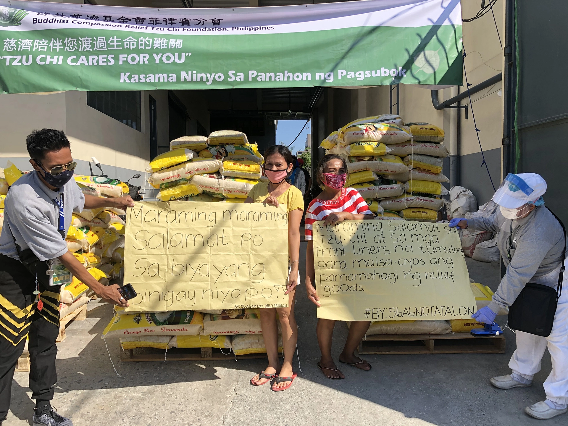 當地民眾領到大米後，寫上感謝的話回到發放現場回饋給志工。