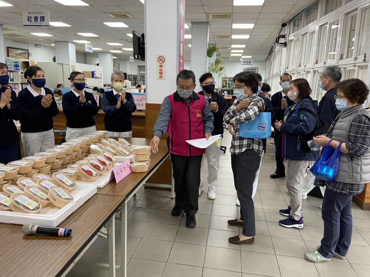 五結戶政事務所與衛生所時間一到，紛紛到五結鄉公所領取祈福便當，一同響應茹素。