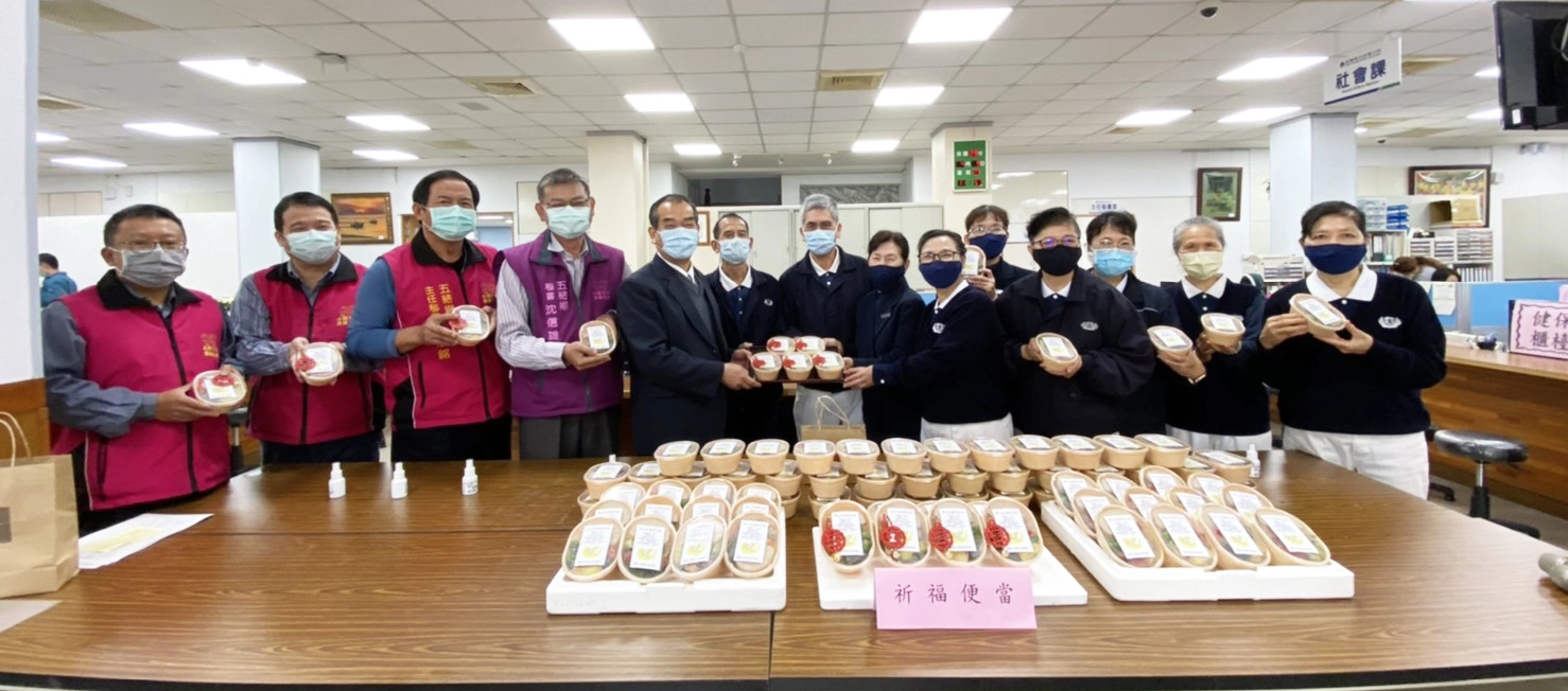 慈濟推動全球祈禱、茹素活動，9日羅東聯絡處準備90個祈福便當，送至五結鄉公所，鄉長沈德茂與慈濟志工一同為全球祈福，同步推動一週一素。