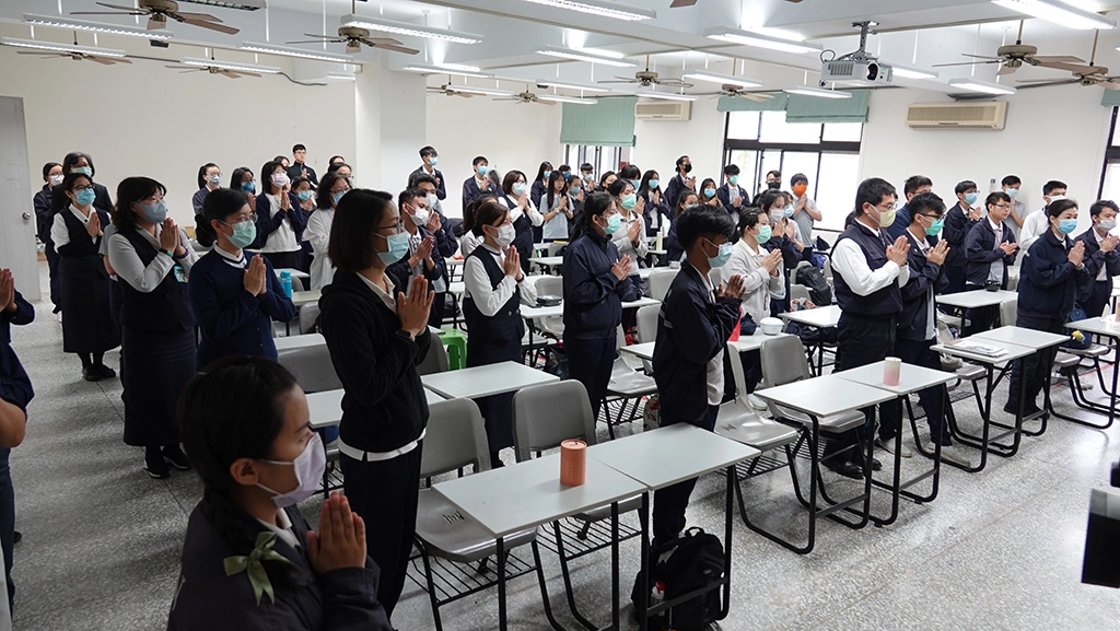 慈濟科技大學師生虔誠祈禱。