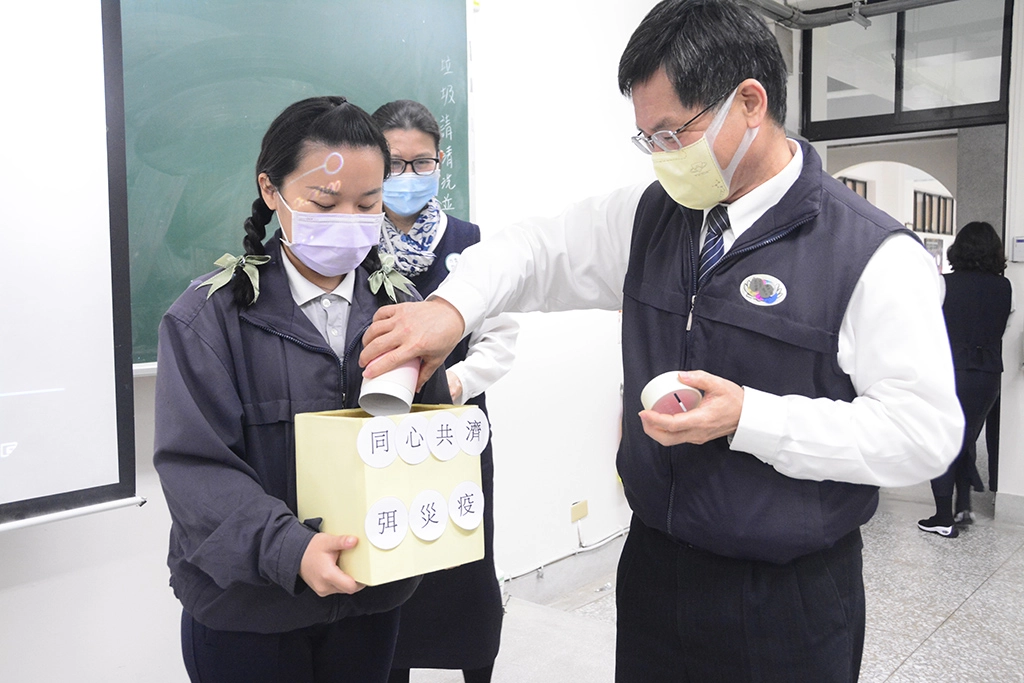 校長羅文瑞主動響應募心募愛。