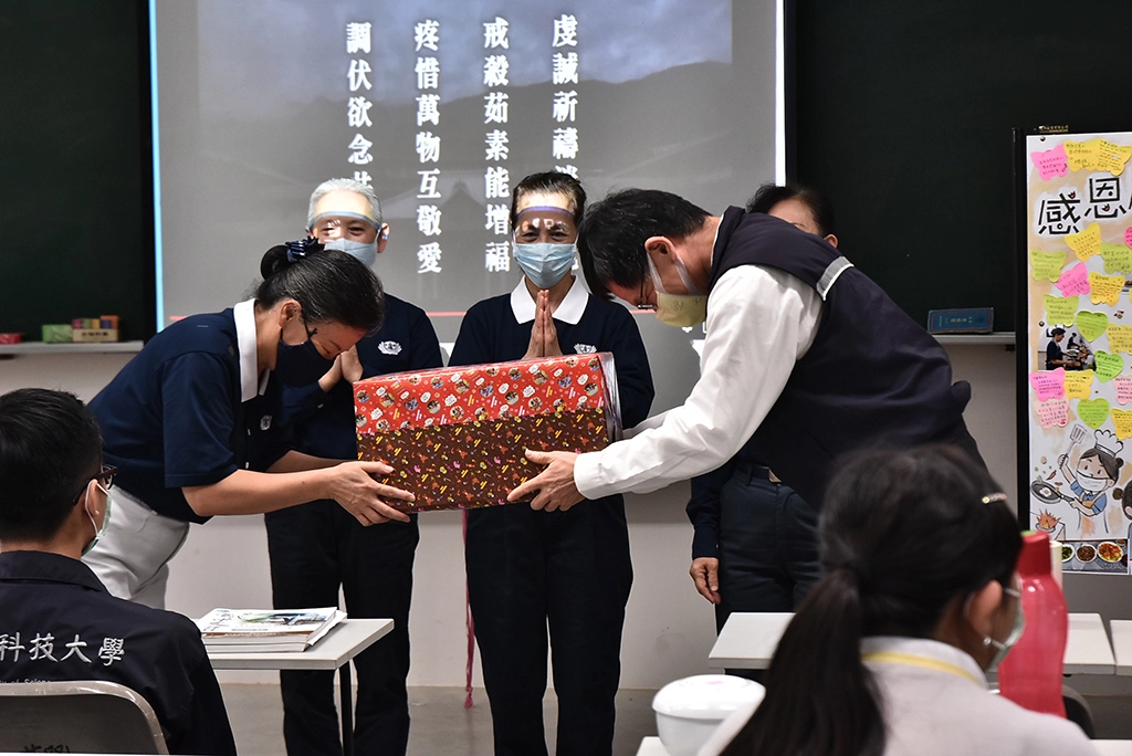 校長羅文瑞代表學校贈送禮物給天天為師生加菜的懿德媽媽。