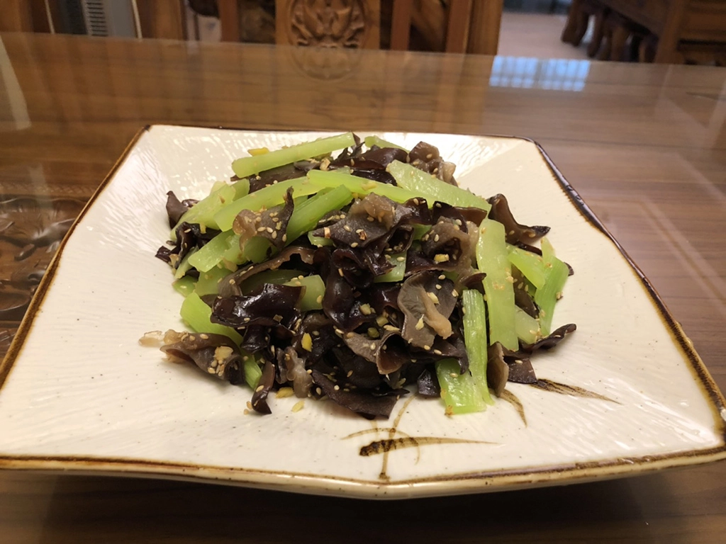 千金菜心 萵苣心熱炒木耳