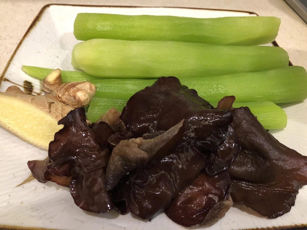 材料：萵苣心、木耳、芝蔴、薑、鹽、胡椒、油